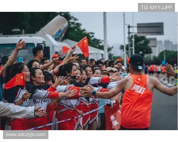 南京城市马拉松中街舞队灵活性展现引发观众热议与赞赏 南京城市马拉松中街舞队灵活性展现引发观众热议与赞赏